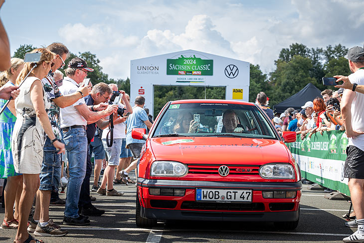 Katarina Witt ging in einem ganz besonderen Wagen an den Start: Im Golf III GTI-Jubiläumsmodell „20 Jahre“ in der Powerfarbe „Flashrot“ (c